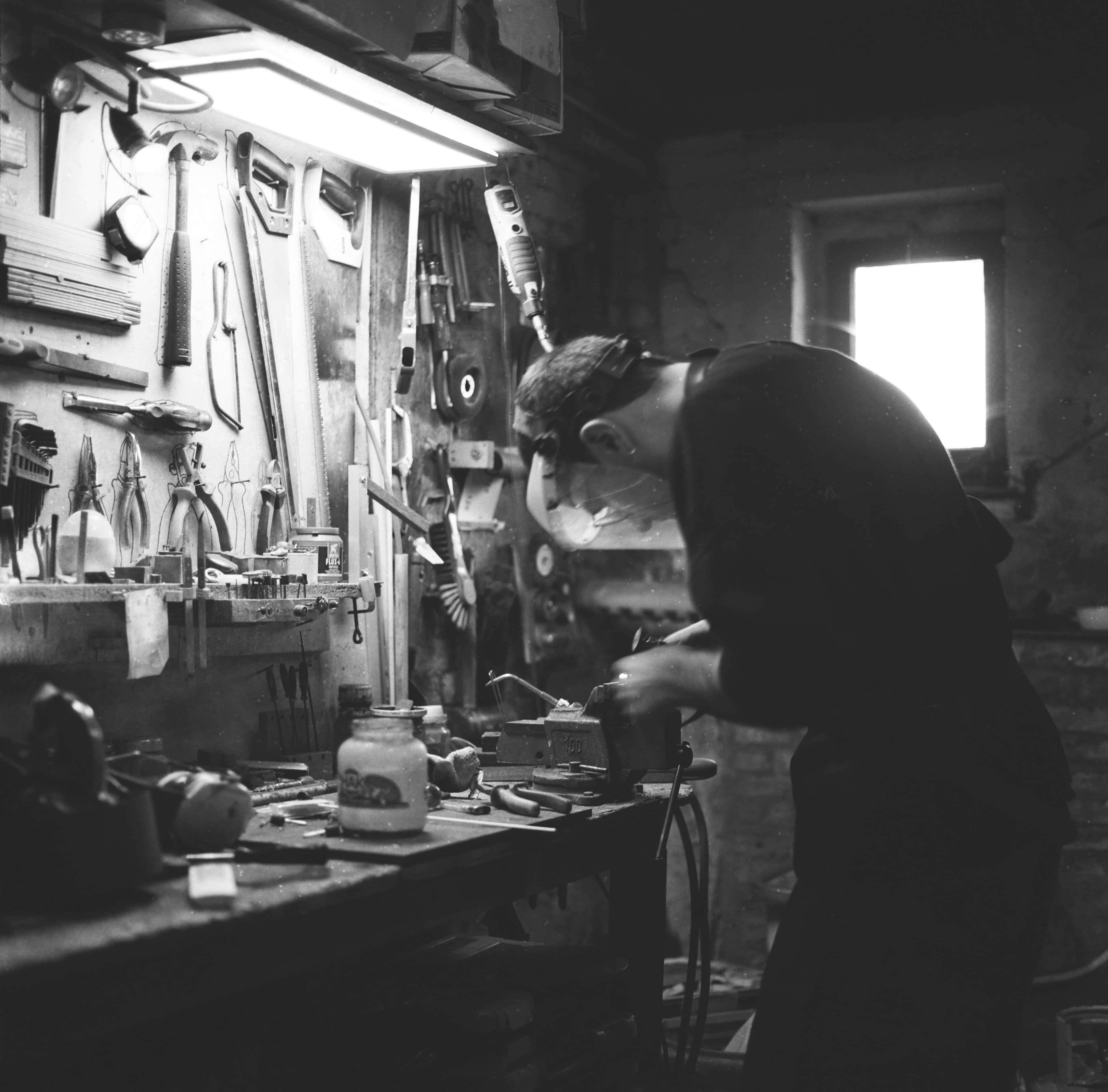 Reinout at the workbench in the atelier